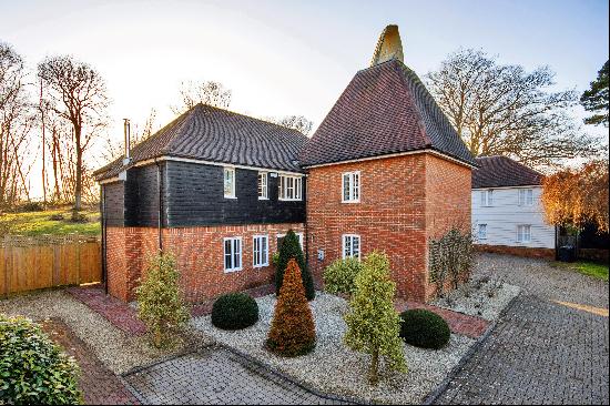 Spacious and beautifully presented family house with landscaped gardens and adjoining wood