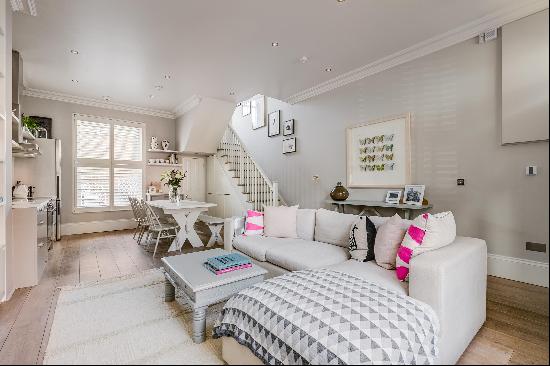 A stunning 2 bedroom flat to property on Portland Road, W11.