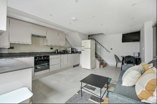 Detached house to let in Friars Mead E14