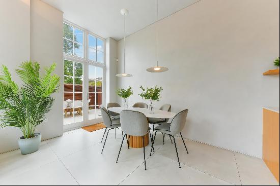 A stunning 3-Bedroom mews house available to rent in Battersea, SW11.