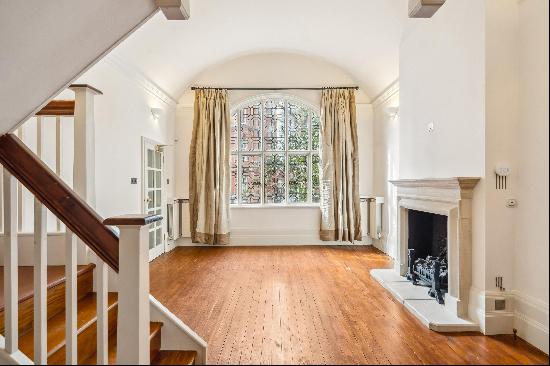 Spacious apartment to rent in Collingham Gardens, SW5.