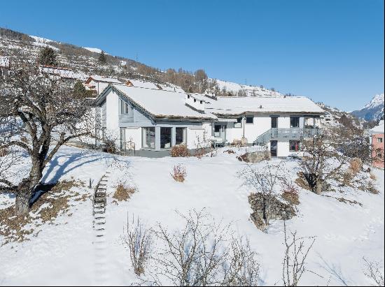 Spacious holiday home with guest flat and wide-ranging views in Scuol, Graubunden.