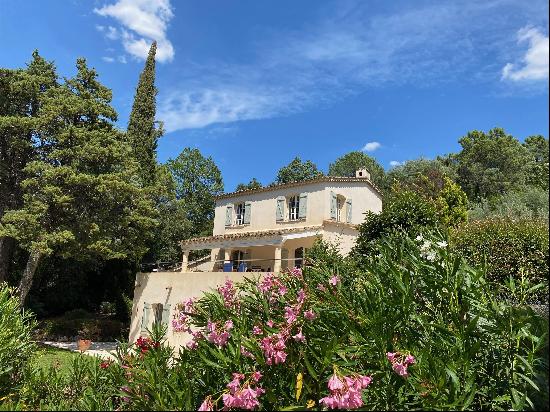 A Provencal style villa for sale in the vineyards of Cogolin.