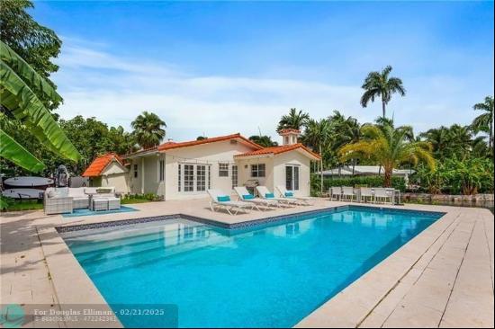 Secluded Florida Vacation Home Fully furnished 3 bedrooms, 3 bathrooms. This stunning home