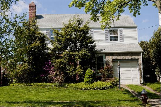 Just Listed! Charming Colonial in the Heart of Beechhursts Sought-After Robinwood Communit