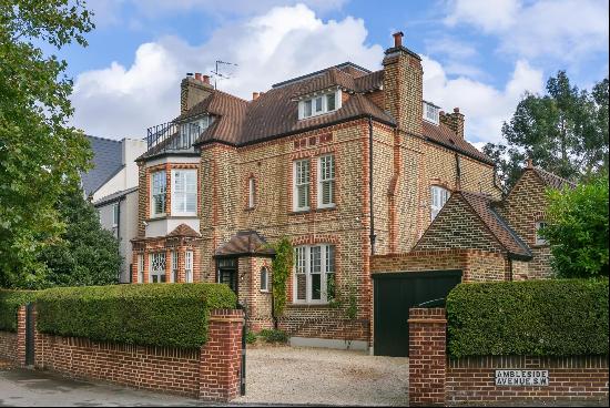 This magnificent six-bedroom detached family home boasts a 66-foot garden and off-street p