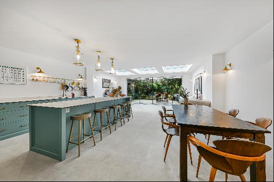 *Short Let* A beautifully refurbished house with garden and parking in Greville Place, NW6