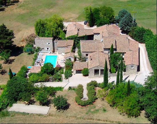 Exceptional Provencal property for sale with swimming pool near Grignan.