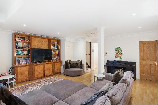 Two bedroom flat available to let in a unique Mayfair property