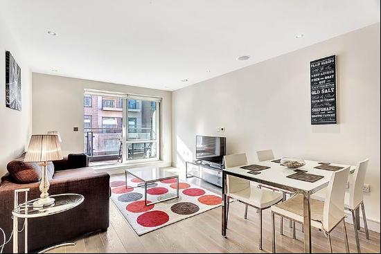 2 bedroom apartment to let in Chelsea Creek, SW6.