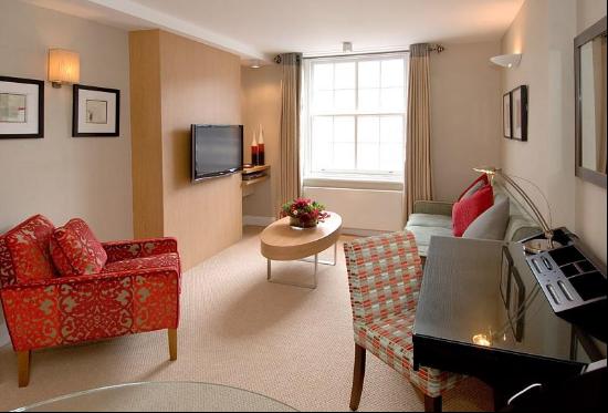 A sizeable 1 bedroom apartment on St Christopher's Place.