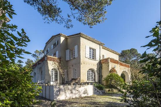 A magnificent property with a swimming pool for sale in Fontaine de Vaucluse.