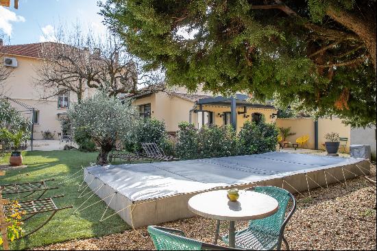 A charming Art-Deco style house with outbuildings for sale in Vaison-la-Romaine.