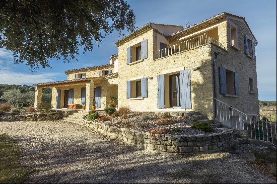 A beautiful Provencal residence for sale in Mazan.