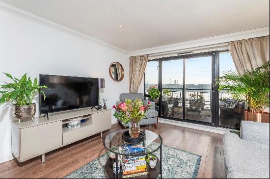 2-Bed Riverside London City Apartment with Share of Freehold - A Short Walk from Tower Bri