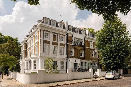 A rare lateral apartment, located on one of the finest addresses in Notting Hill