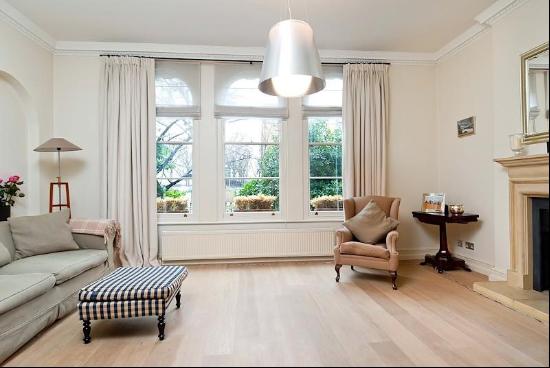 A charming maisonette located in the heart of Little Venice.