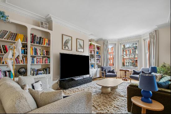 A superb apartment in the highly desirable Kensington Court, W8.