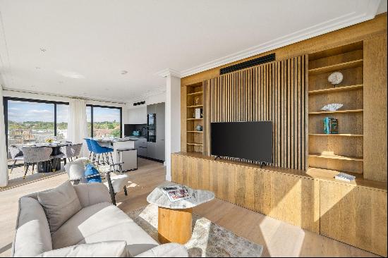 A stunning 2-bed penthouse in Notting Hill