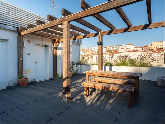 Excellent penthouse with rooftop and terrace, offering city views in Lisbon.