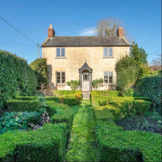 A beautifully presented Cotswold cottage in a popular village at the foot of Bredon Hill.