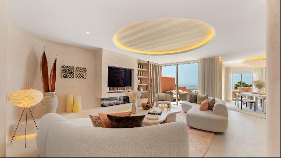 A brilliant frontline duplex penthouse with spacious living areas and spectacular sea view