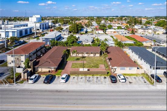 This 14-unit multi-family building is located in one of the best areas in West Hialeah. Th