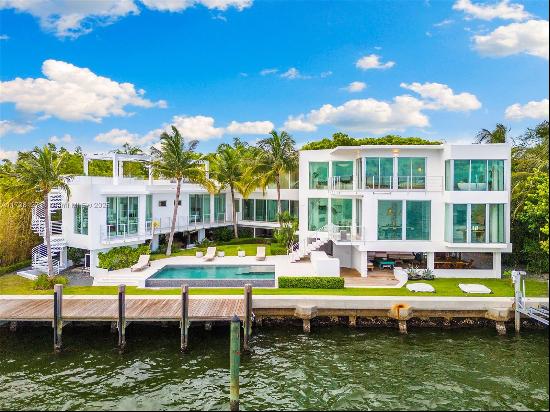 Exquisite Waterfront Villa with Stunning Bay Views Nestled on an oversized 15,000 SQ FT lo