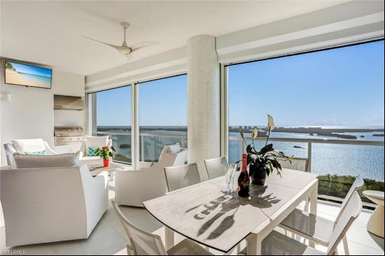 This is a very special residence on the 18th floor of Seaglass, with many high-end designe