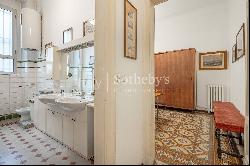 Property with period details and views on the Arco della Pace