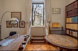 Property with period details and views on the Arco della Pace