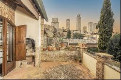 Elegant Apartment with Panoramic Terrace in the Heart of San Gimignano