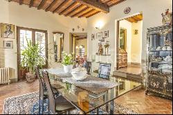 Elegant Apartment with Panoramic Terrace in the Heart of San Gimignano