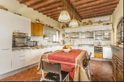 Elegant Apartment with Panoramic Terrace in the Heart of San Gimignano