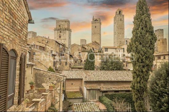 Elegant Apartment with Panoramic Terrace in the Heart of San Gimignano