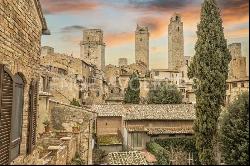 Elegant Apartment with Panoramic Terrace in the Heart of San Gimignano