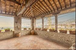 Elegant Apartment with Panoramic Terrace in the Heart of San Gimignano