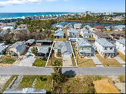 Cozy Traditional-Style Home With Private Yard Close To Beach