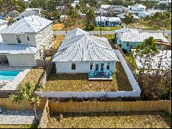 Cozy Traditional-Style Home With Private Yard Close To Beach