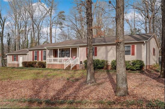 1505 Chimney Rock Drive, Kernersville NC 27284