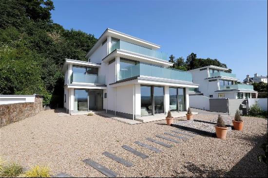 A Cutting Edge Contemporary Five Bedroom House