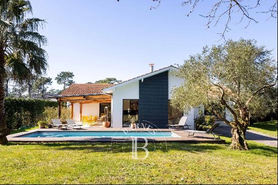 ANGLET CHIBERTA, BETWEEN SEA AND FOREST, 208 M² HOUSE