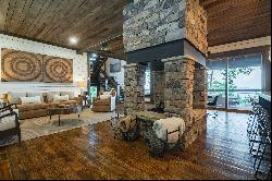 Luxurious Rustic-Contemporary Blend Mountain Chalet