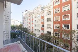 Renovated apartment with terrace in Avenida Diagonal, next to Francesc Macia