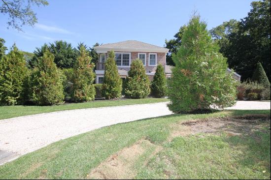 BEAUTIFUL HAMPTONS SHINGLED COTTAGE