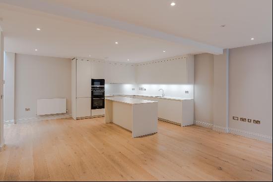 A beautifully refusbished three bedrooms mews house with excellent layout.