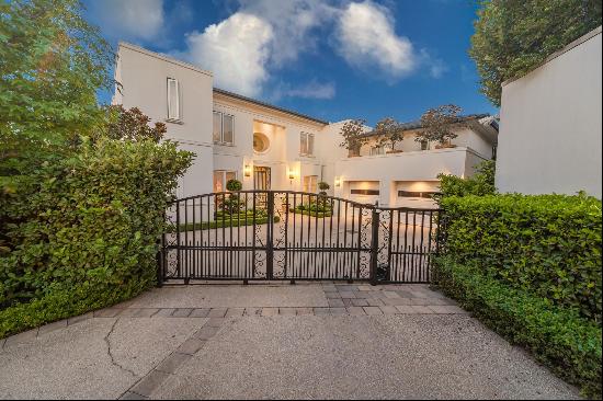 Exquisite Luxury Cluster Home in Hyde Park