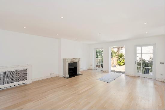 A 3 bedroom property to rent on Yeomans Row, SW3