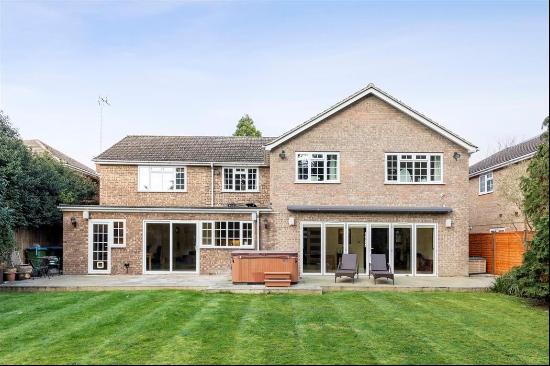 *SOLE AGENT* A great six bedroom family home set in a popular cul-de-sac in Cobham, ideal 