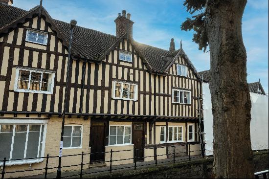 A historic Grade II listed townhouse commanding a prime position in the heart of Warwick, 